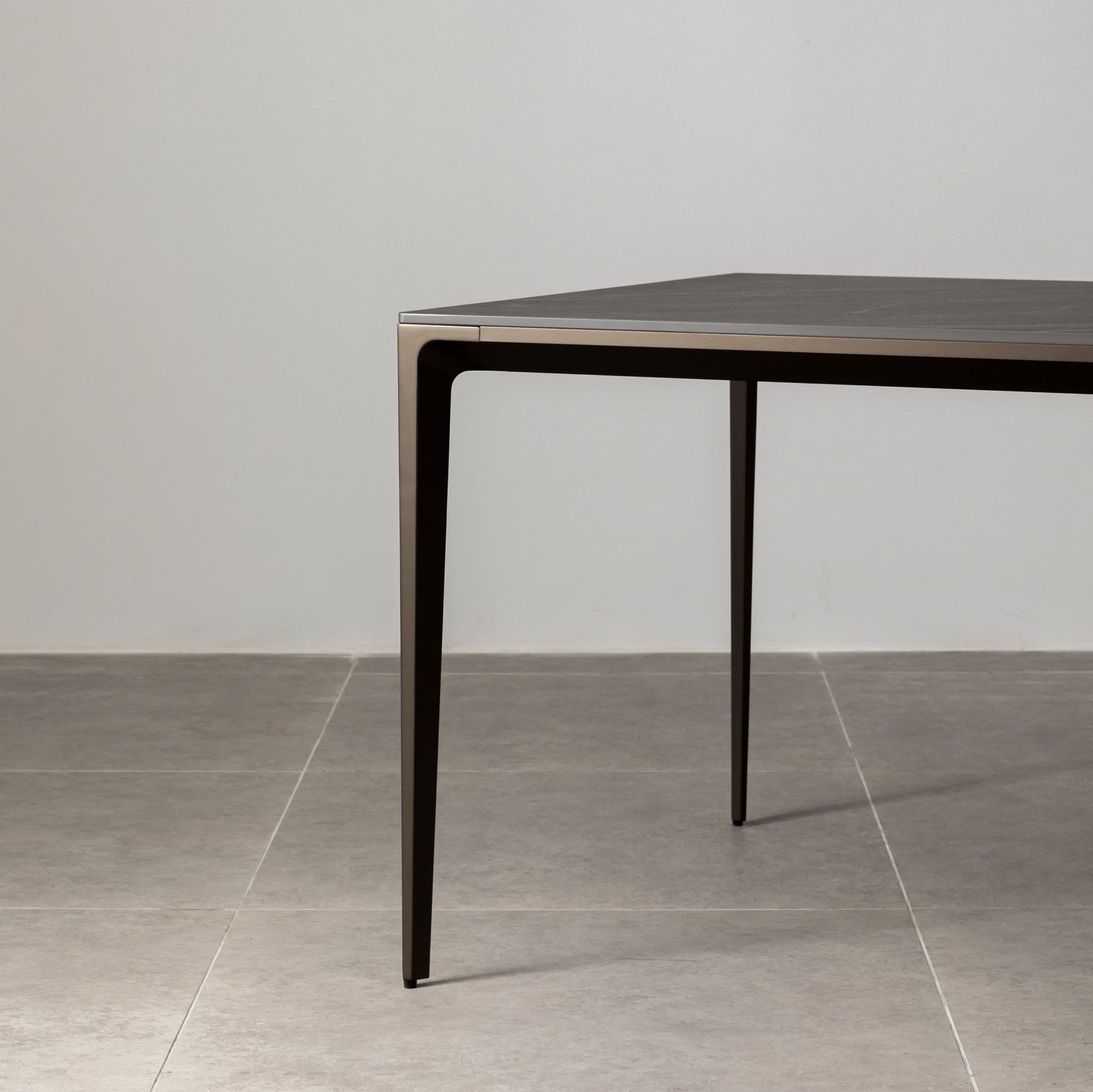 Innovation S - Minimalist Dining Table