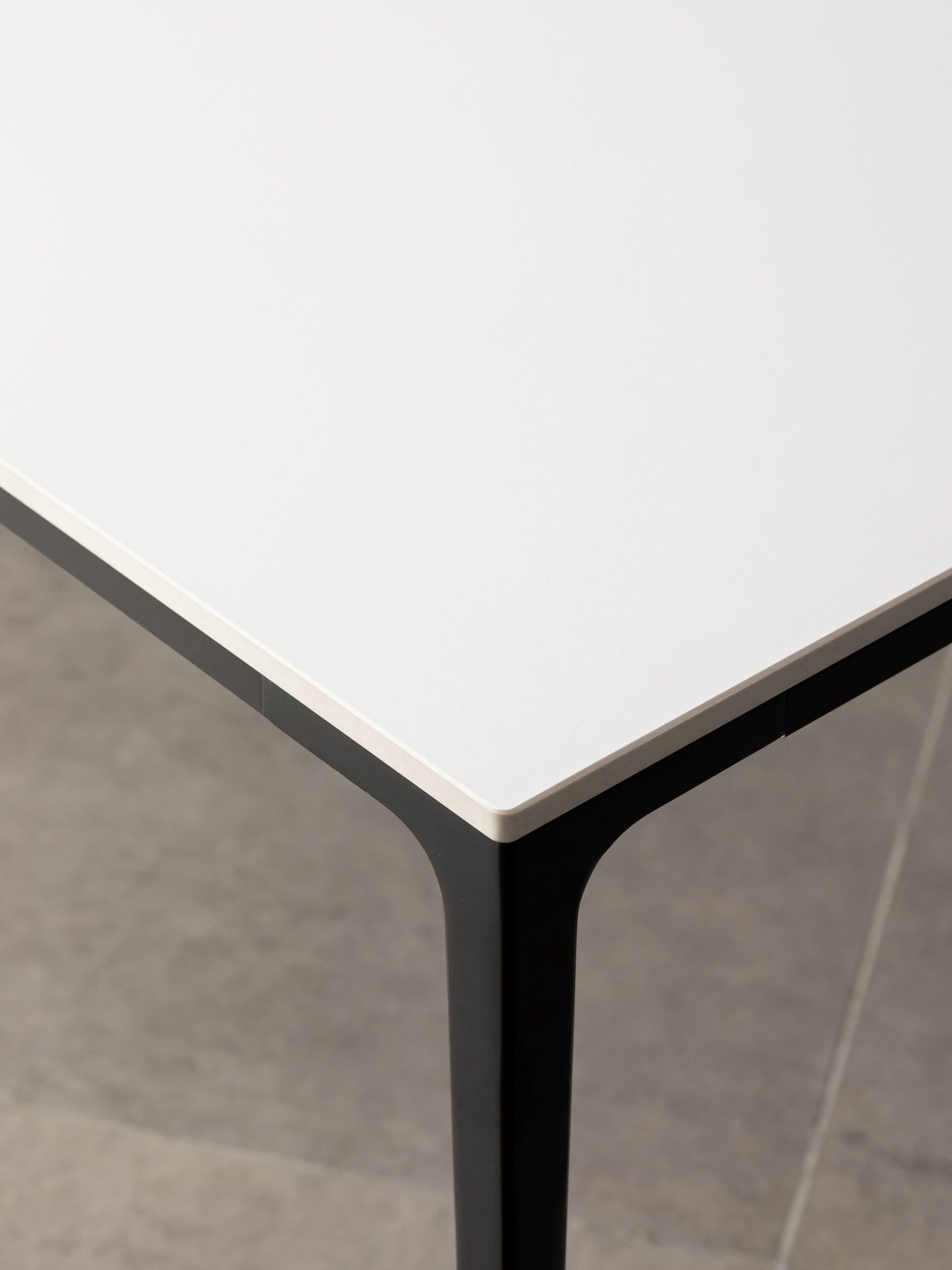 Innovation S - Minimalist Premium Porcelain Dining Table - White / Black